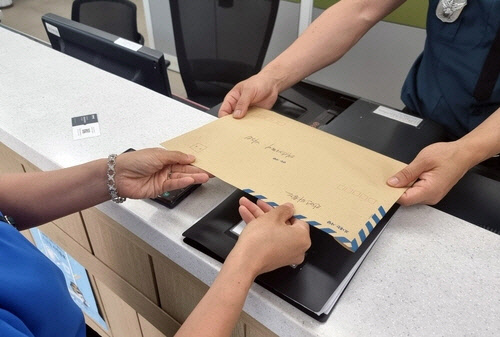 성희롱 피해 고소장 제출하는 여성 공무원(왼쪽) [독자 제공]